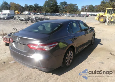 2018 Toyota Camry Le z USA, uszkodzony, nr VIN 4T1B11HK3JU052925